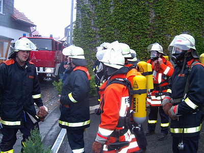 Atemschutztraeger vor dem Einsatz